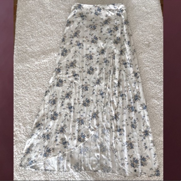 Volcom size Medium women’s floral maxi skirt with leg slit - Picture 3 of 9